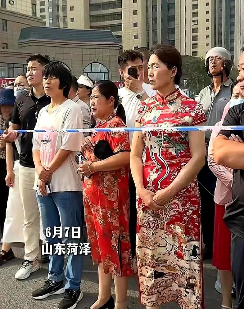 有个问题我一直不敢问还是问了吧考场外那些穿旗袍、挂香蕉、举向日葵的家长，他