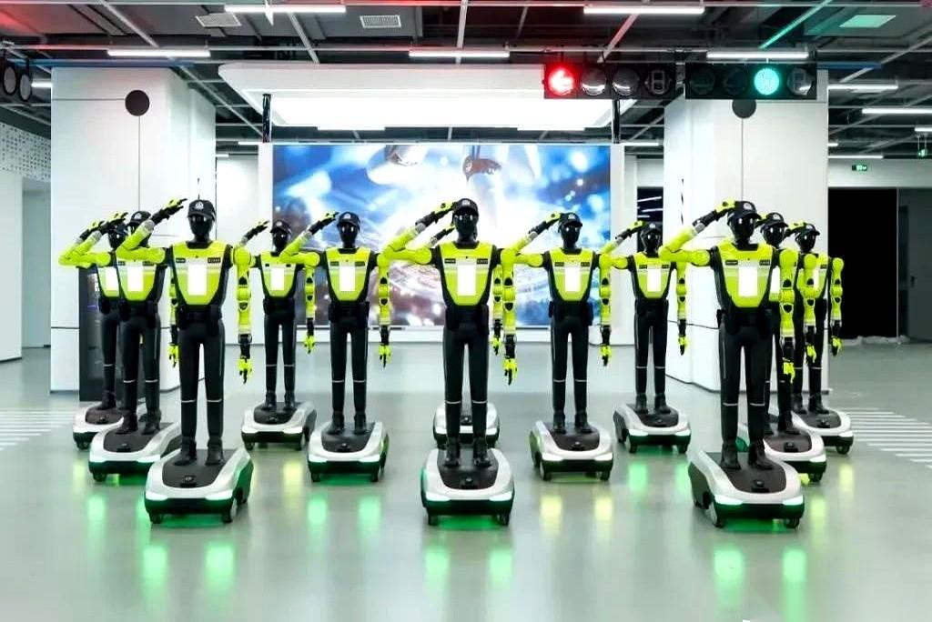 杭州街头，15个“铁皮交警”刚一上岗，路口就变样了。哨子吹得震天响，手势比得比