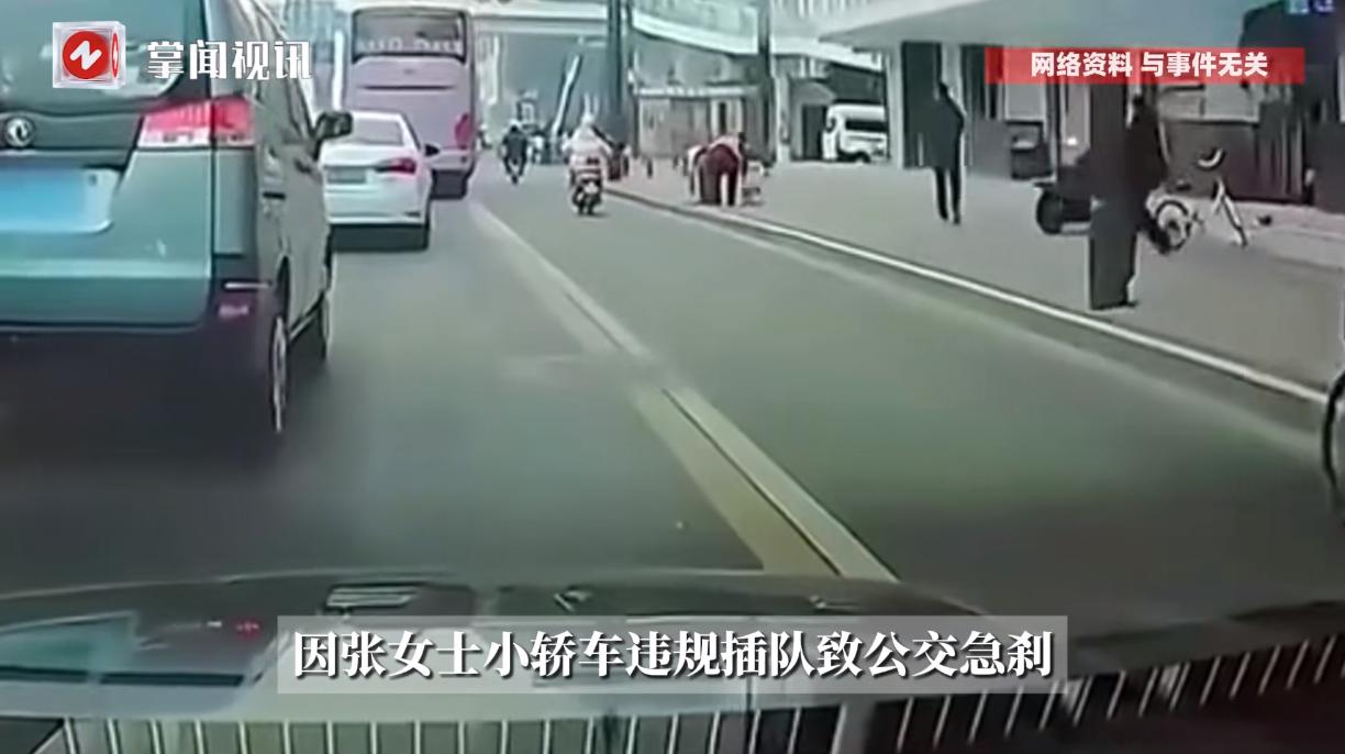 悲剧还是发生了！上海，一位42岁的女子乘坐公交车时，因为一位女司机开车强行插队，