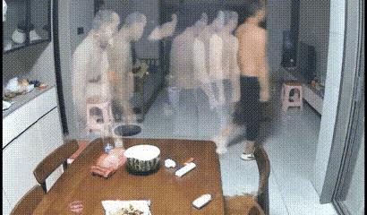 自从家里装了监控以后，我的七魂六魄都被拍下来了！可以看出，我是个拖泥带水的人！[