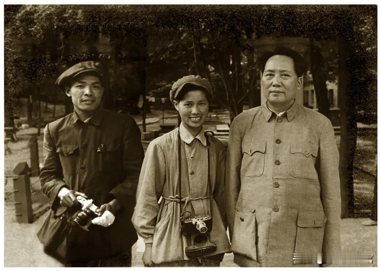 这张照片拍摄于香山双清别墅，右侧是毛泽东同志，中间是著名女摄影师侯波，左侧是摄影