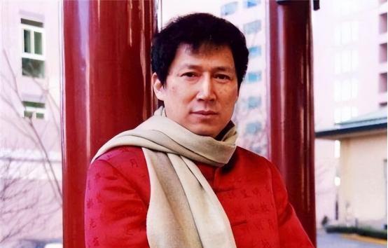1980年，31岁的李春平，被一位70岁的好莱坞女星看上，李春平以‘干儿子’的身