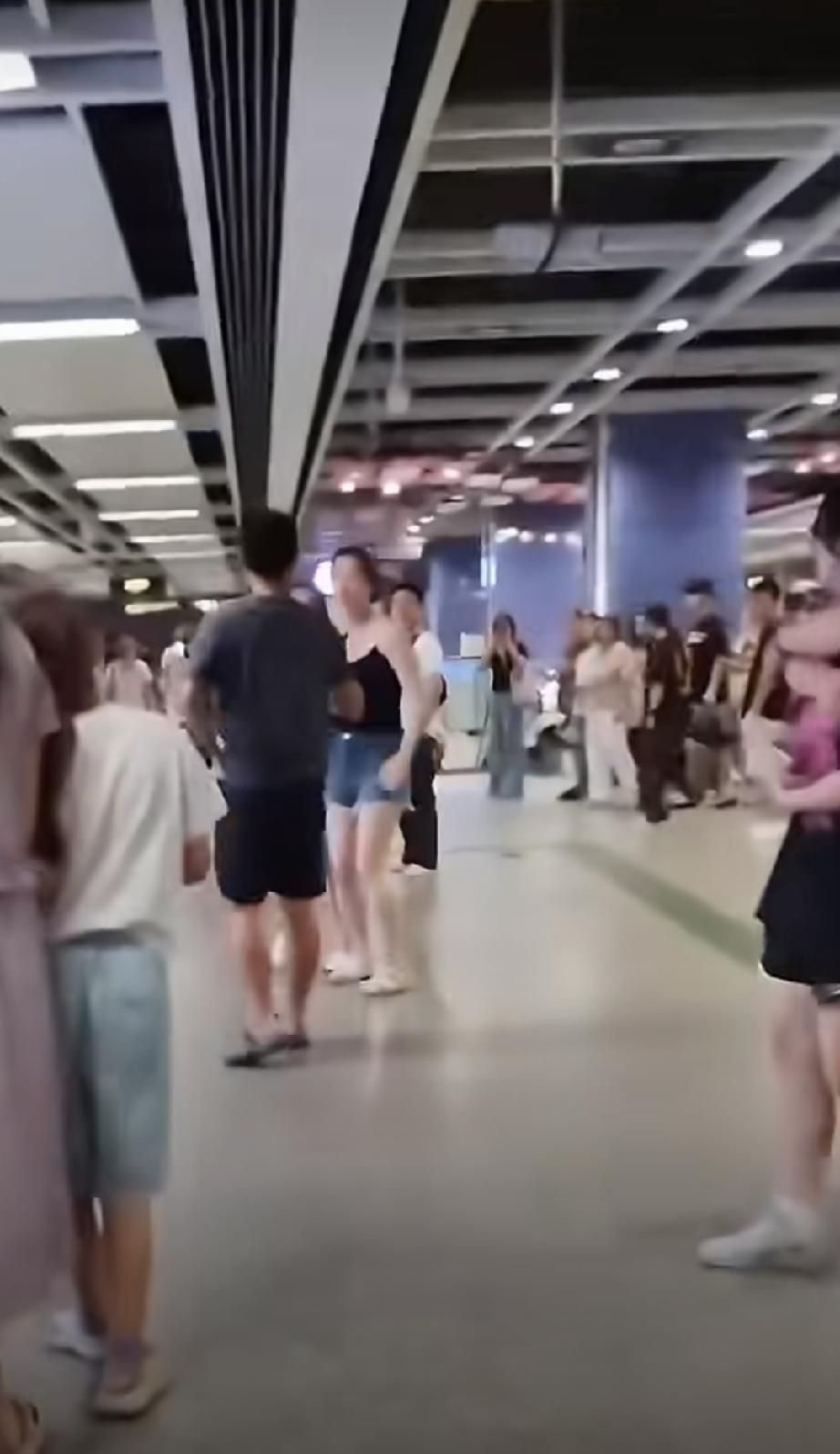 广州地铁三号线（视频发布者称），一男子被两位女子指控摸了屁股。男子当场否认，要求