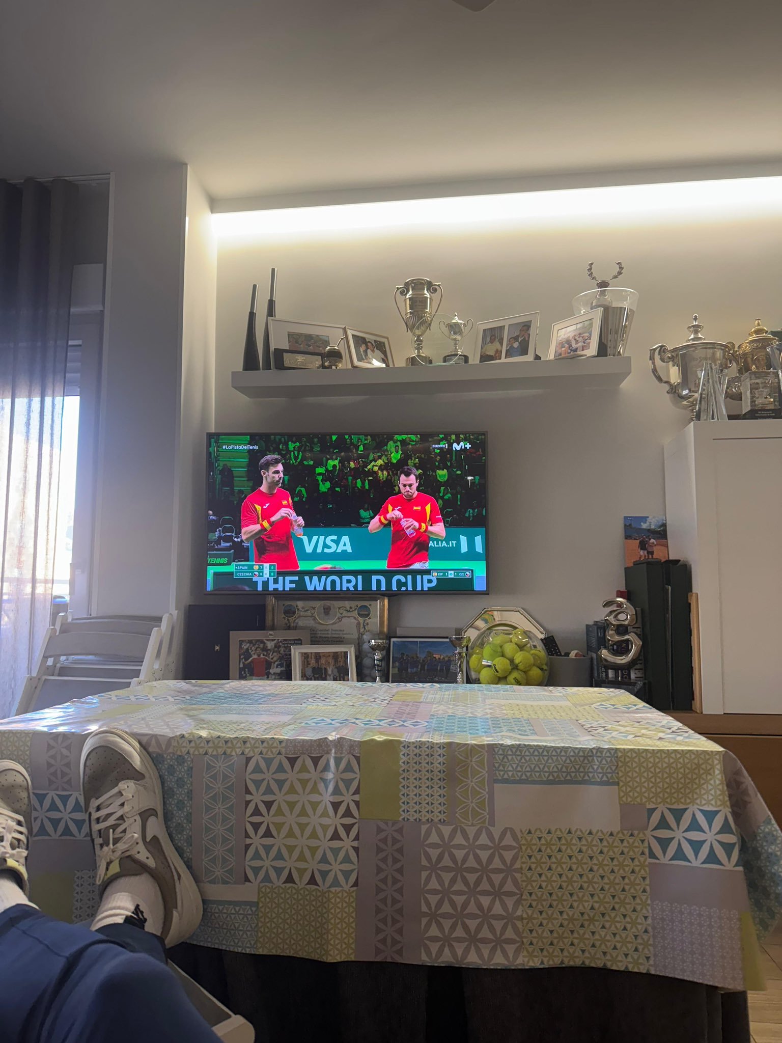 阿卡家的朴素布置在外网被热议这可是网坛年收入全球前二的人，客厅只有铺着老款桌布的