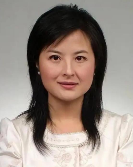 2002年，张泉灵在阿富汗10几天没洗澡，浑身酸臭难受。她突然朝1位阿富汗男人大