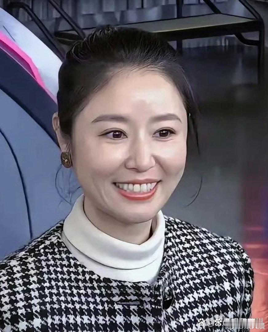林心如50岁原生生图状态绝佳，素颜紧致肌肤，温柔气质尽显，完全看不出岁月痕迹。
