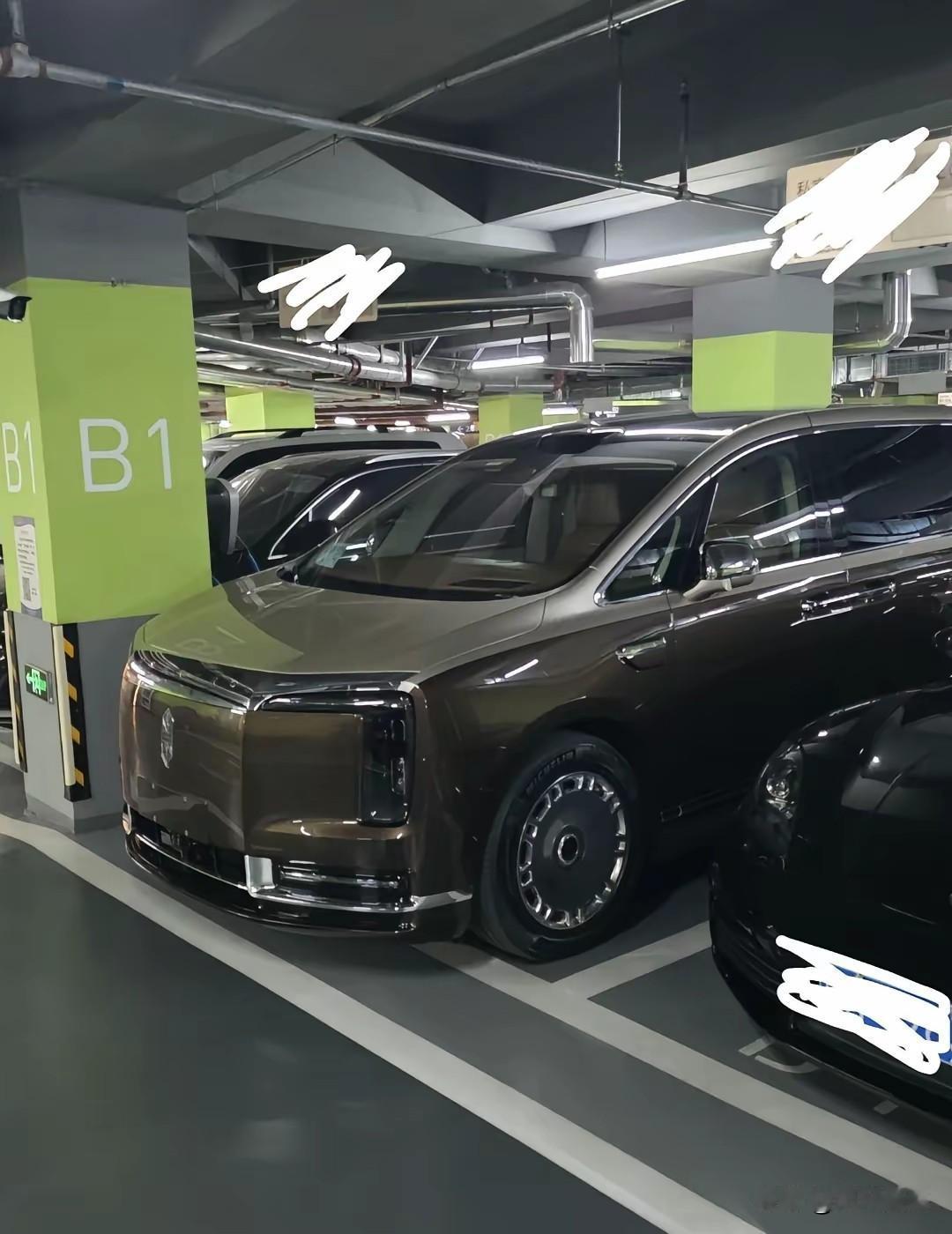 看到了邻居买的新车，真的太羡慕了，科技和豪华的天花板，人生赢家。