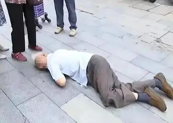 内蒙古68岁的袁大爷酒后打车，下车后觉得司机周某绕路，不仅拒付车费，还对周某破口