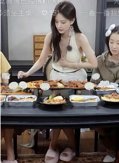 李一桐，这个脚站立的姿势，是怎么站起来的？​​​