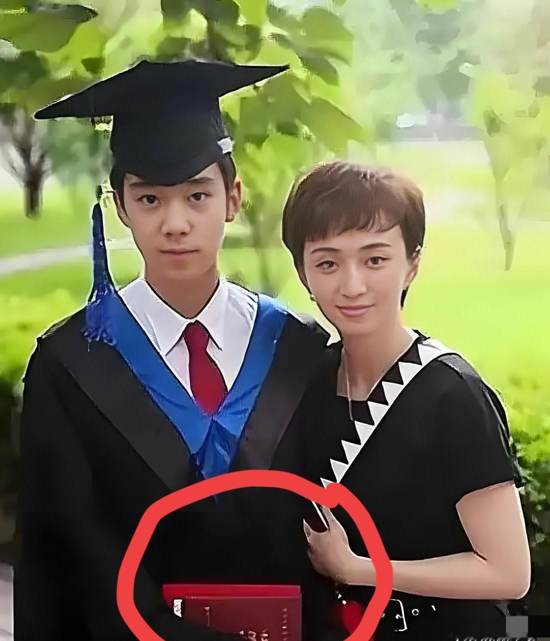 她给了儿子生命，却把“妈妈”这个称呼，留给了另一个女人。儿子许何两岁时，何晴让