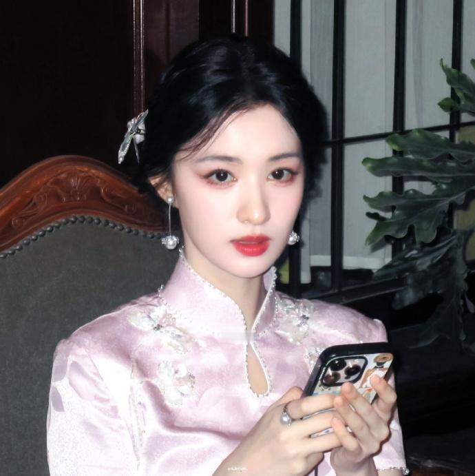 游戏皮肤还能换，但@-王楚然-×旗袍必须是终身绑定款！光影掠过她腰线的时候，连