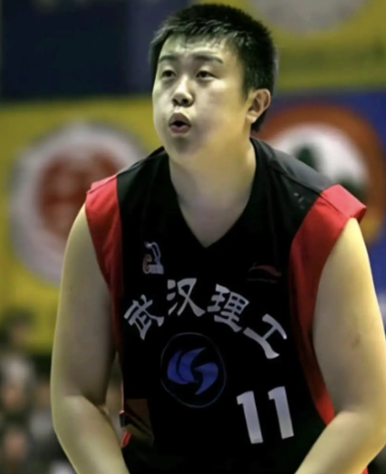 杨鸣12号球衣退役了！韩德君55号球衣退役也必将实现。郭艾伦13号球衣即