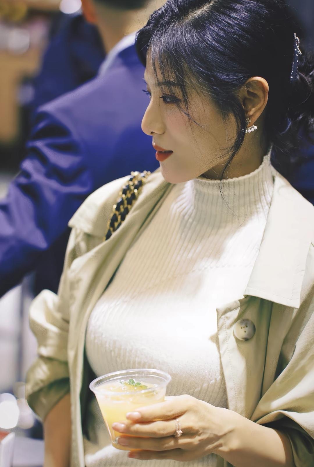 玉手捧芳酒，笑语醉春风。