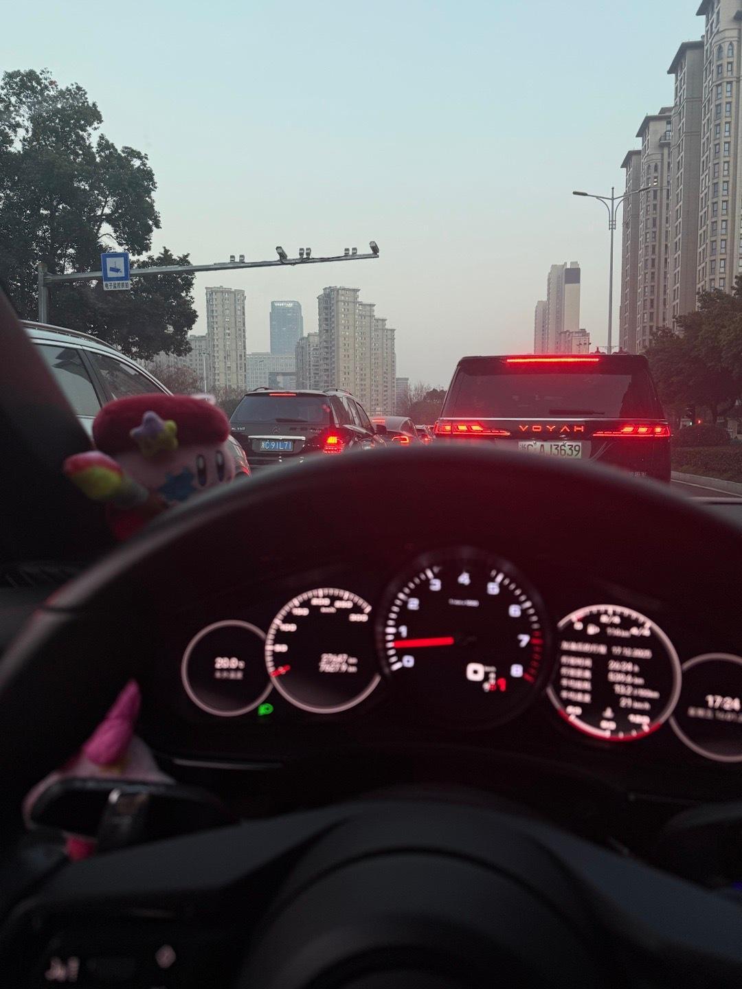 这学期没晚托正好避开晚高峰….结果每次产检结束都卡在晚高峰暴躁孕妇