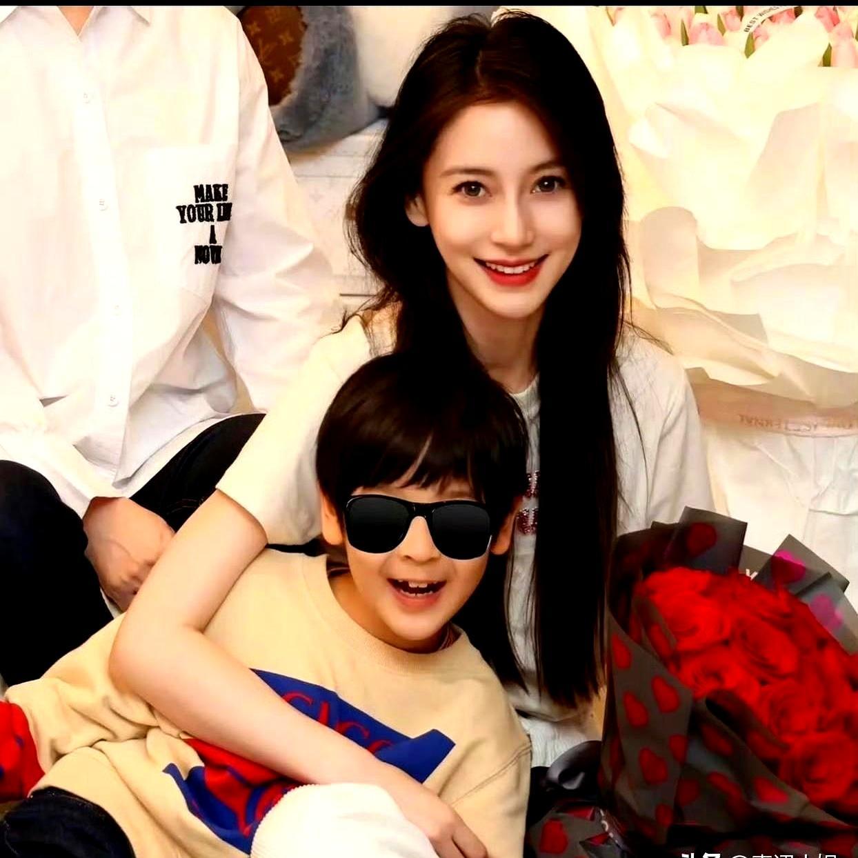 别猜了，黄晓明和杨颖不可能复合。你看他在迪士尼那个动作，全程隔着儿子递东西，一个