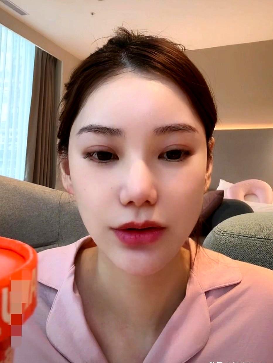 筱梅在月子中心状态恢复得真不错，宝宝在旁边睡得香，身上盖的那床小手工被子特别抢眼