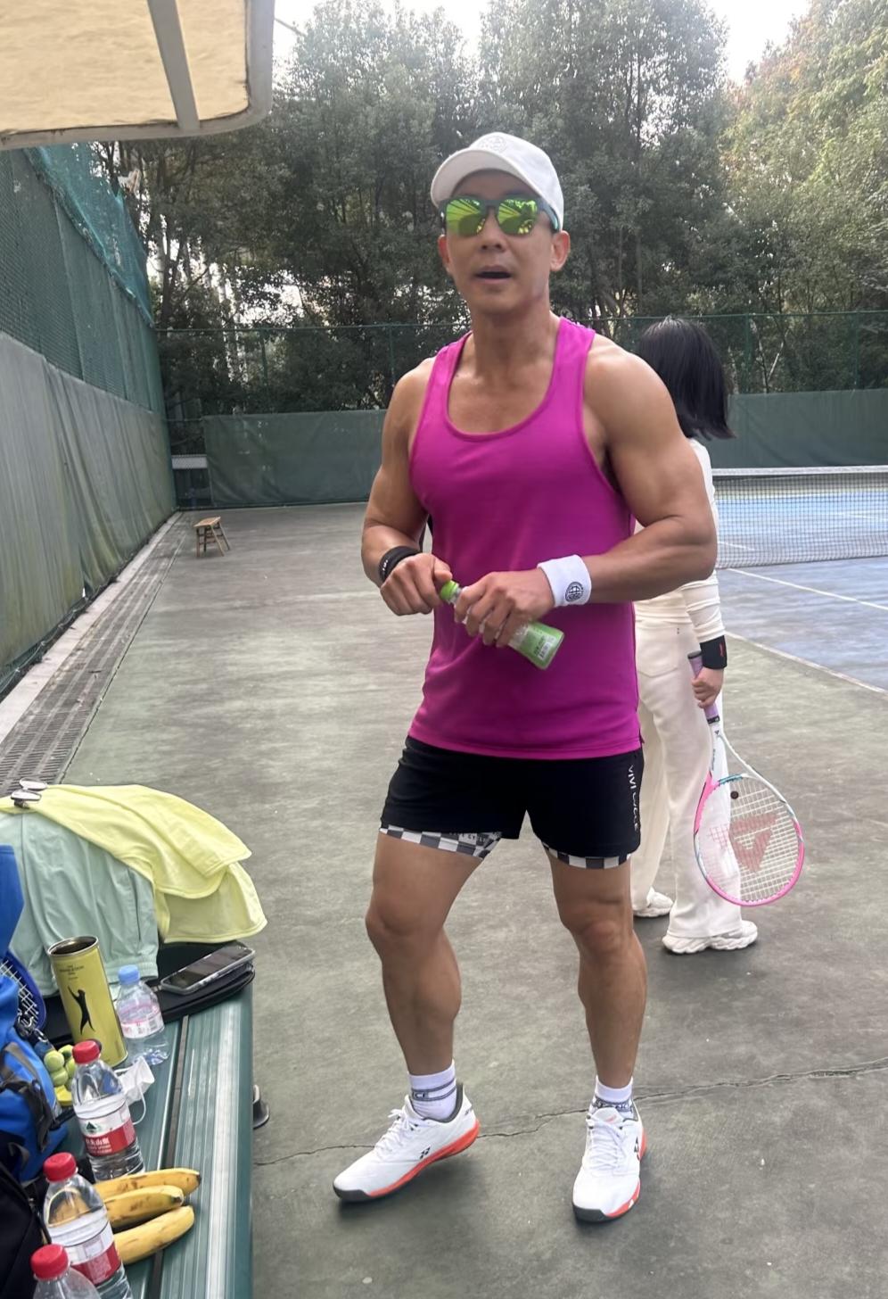 53岁刘畊宏在湖北体育公园打网球，他穿着背心和小短裤，露出一身结实的肌肉，身材壮