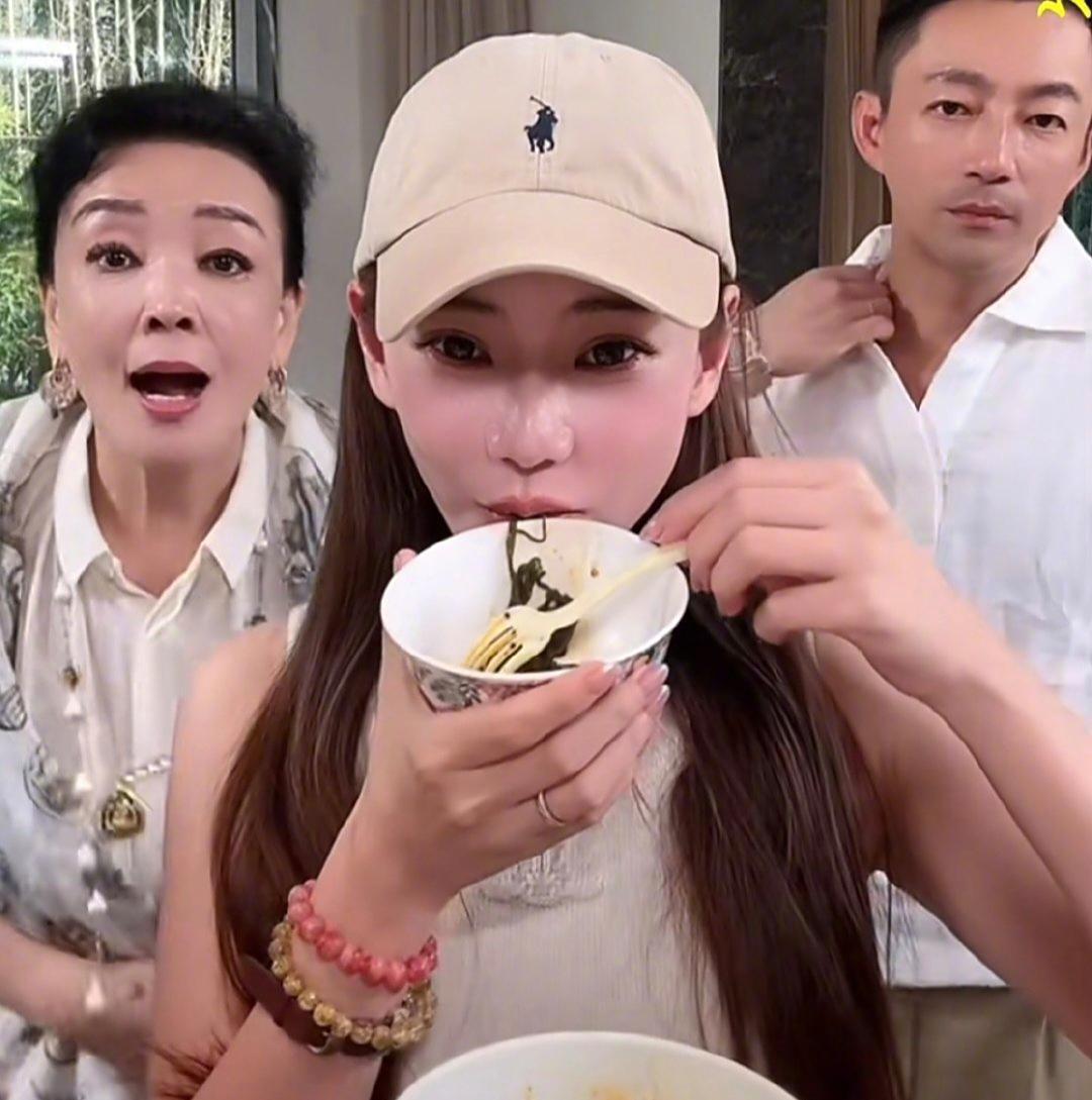 张兰和儿子汪小菲、儿媳一起开直播，一家人坐在一起吃饭，她亲自给儿媳妇盛鸡汤，婆媳