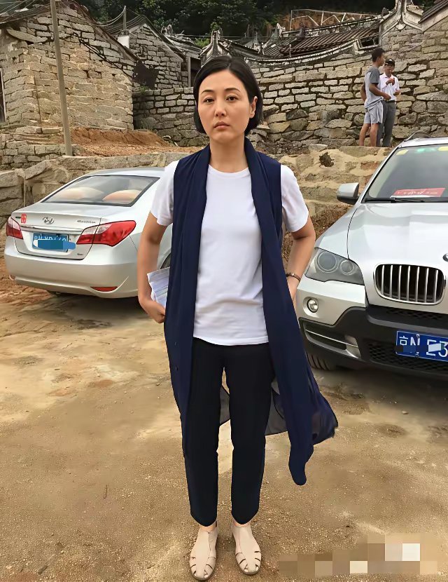 她顶多算二线女演员，可是演戏时却十分抢眼​​​