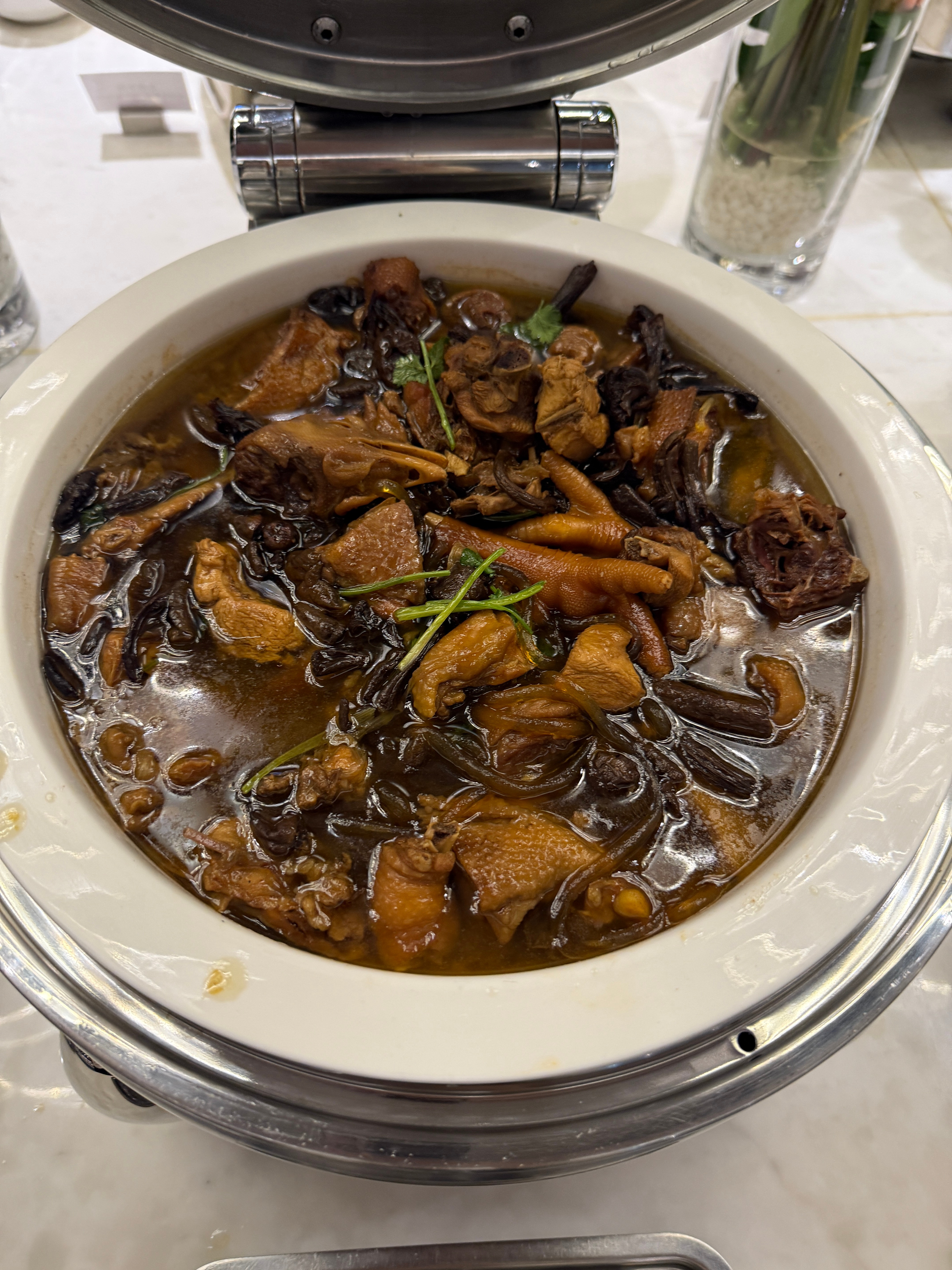 北方三大硬菜！然后很不幸的，上一个住这个房间的人大概是个烟鬼，一进屋就是呛死人的