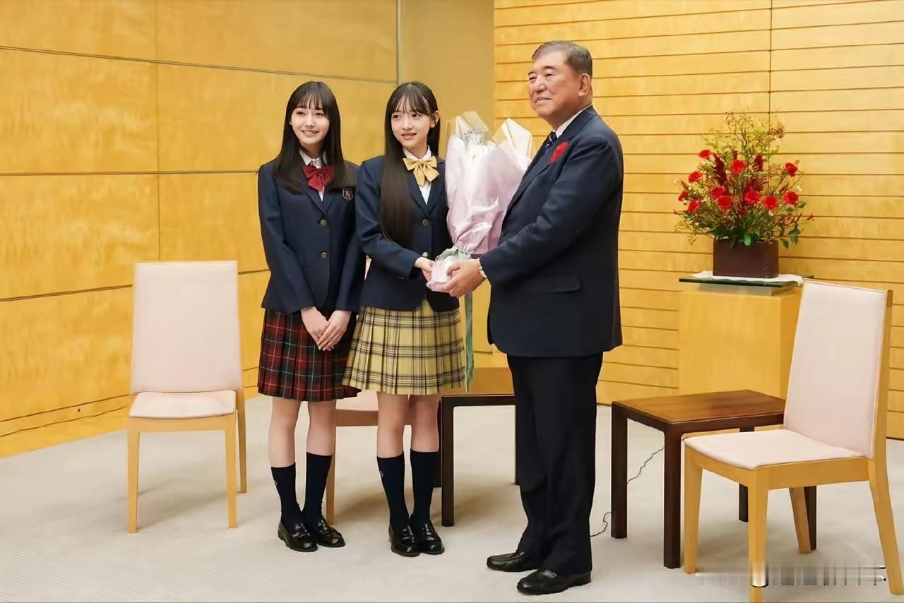 石破老狐狸还是真性情！近日石破茂会见了当红日本少女偶像团体Licorili的两