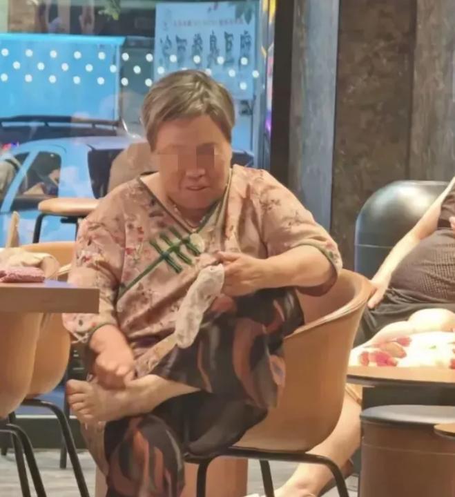 这是把咖啡馆当成自己家了！8月10日，在青岛的瑞幸咖啡店内，一位大妈进来之后不仅