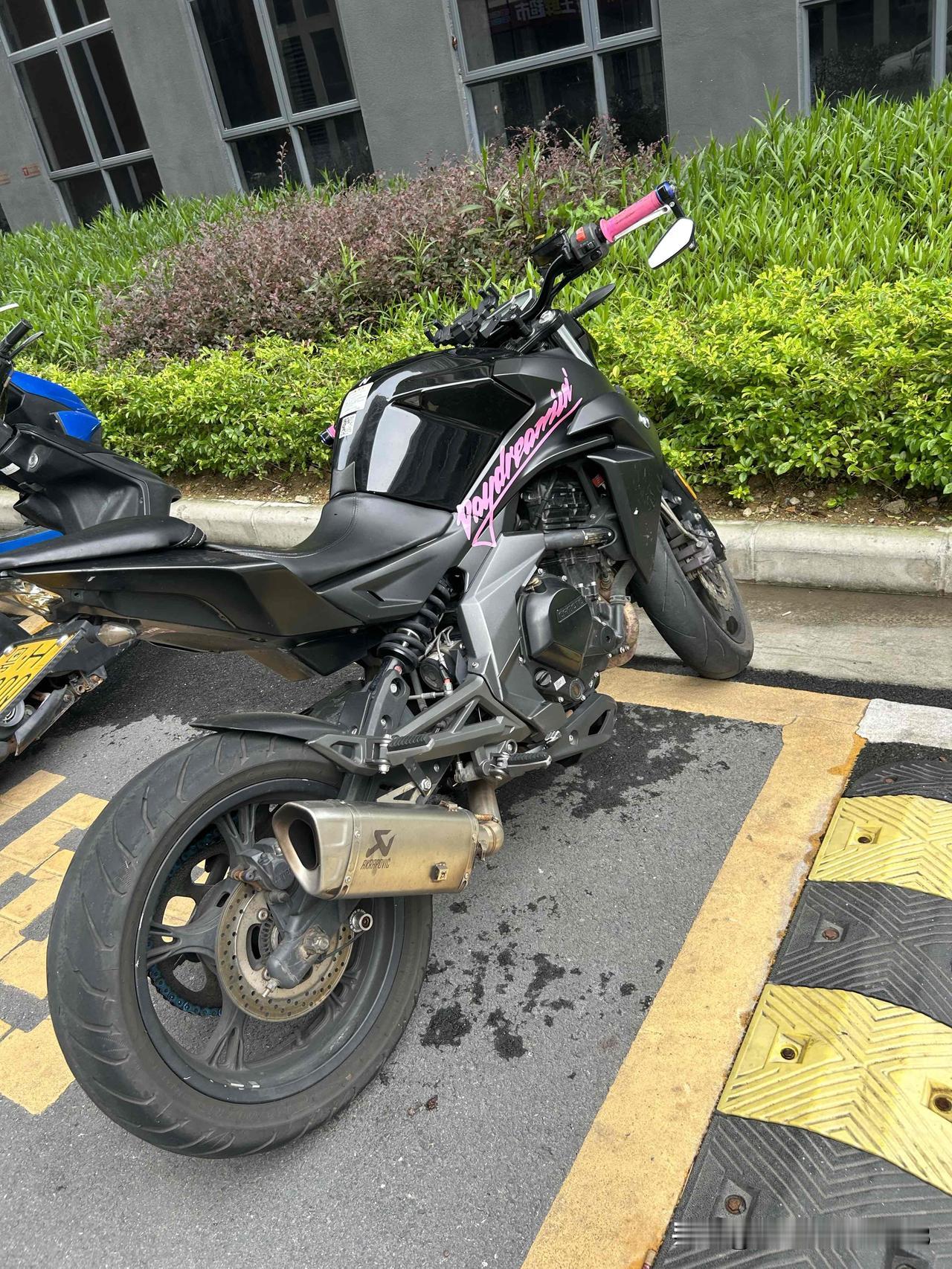 这么丑陋的摩托车，这是什么人设计出来的啊？设计这样的摩托车的人的灵感来自于哪里？