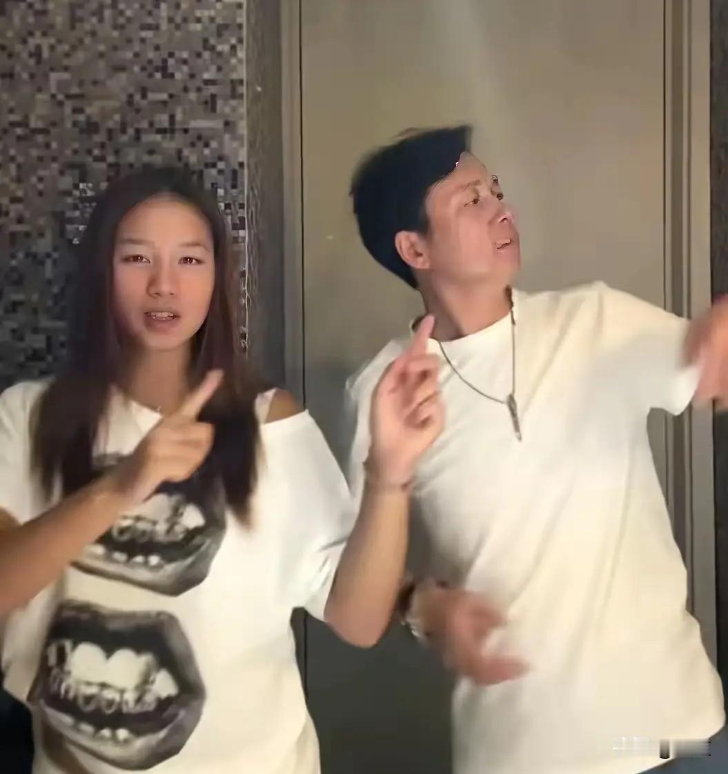 荧幕硬汉也抵不过女儿的温柔软肋荧幕里的刘奕君，向来是气场全开、沉稳凌厉的实