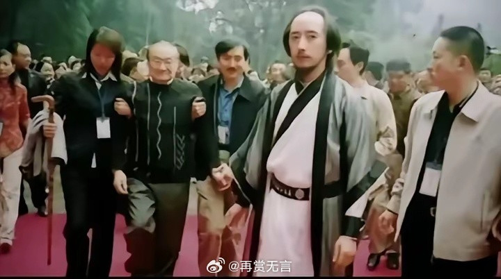 2004年，金庸终于踏上青城山。这趟迟来的行程，曾被两度婉拒，直至他公开致歉方得