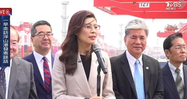 结束上海行程，郑丽文乘飞机赴北京，在飞机上遇到“难能可贵的缘分”！4月9日