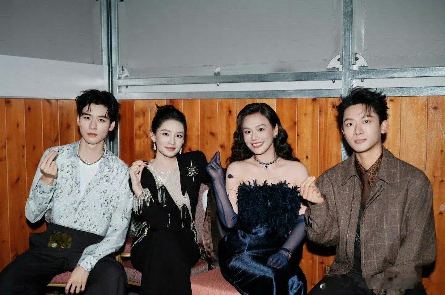 李沁晒花少VOGUE合照这张合照也太有氛围感了吧！花少7的大家往那儿一站，不用