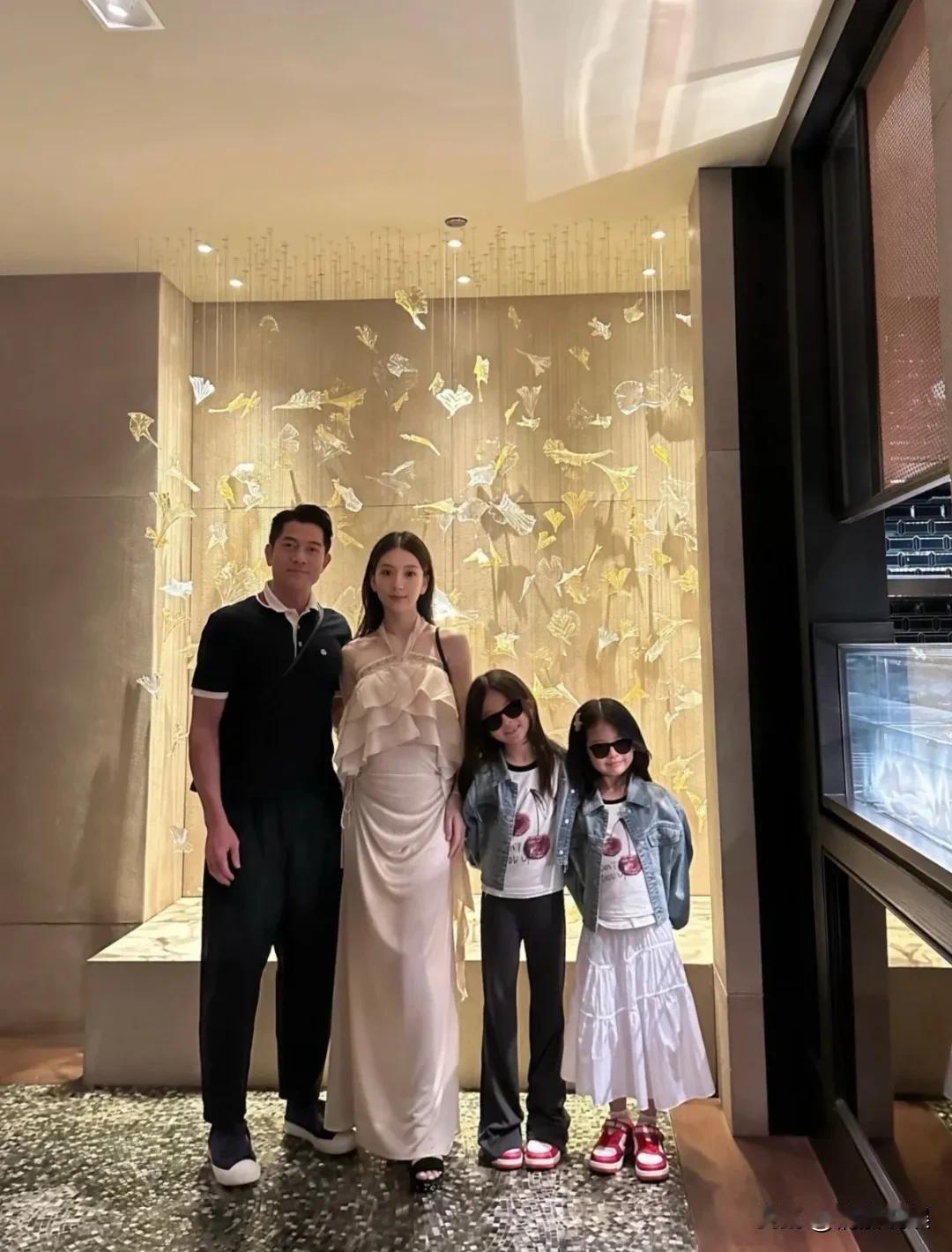突然发现，郭富城和方媛一家子，个子虽然不高，但是这身材比例却超级完美！郭富城晒
