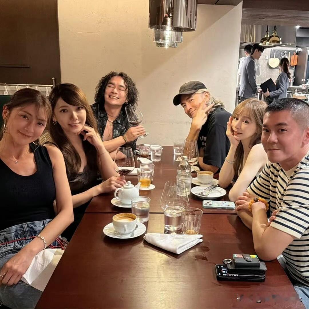 好久没见的郑元畅，这次特地来帮好友王心凌庆祝44岁生日。小综现在留着一头长发，还