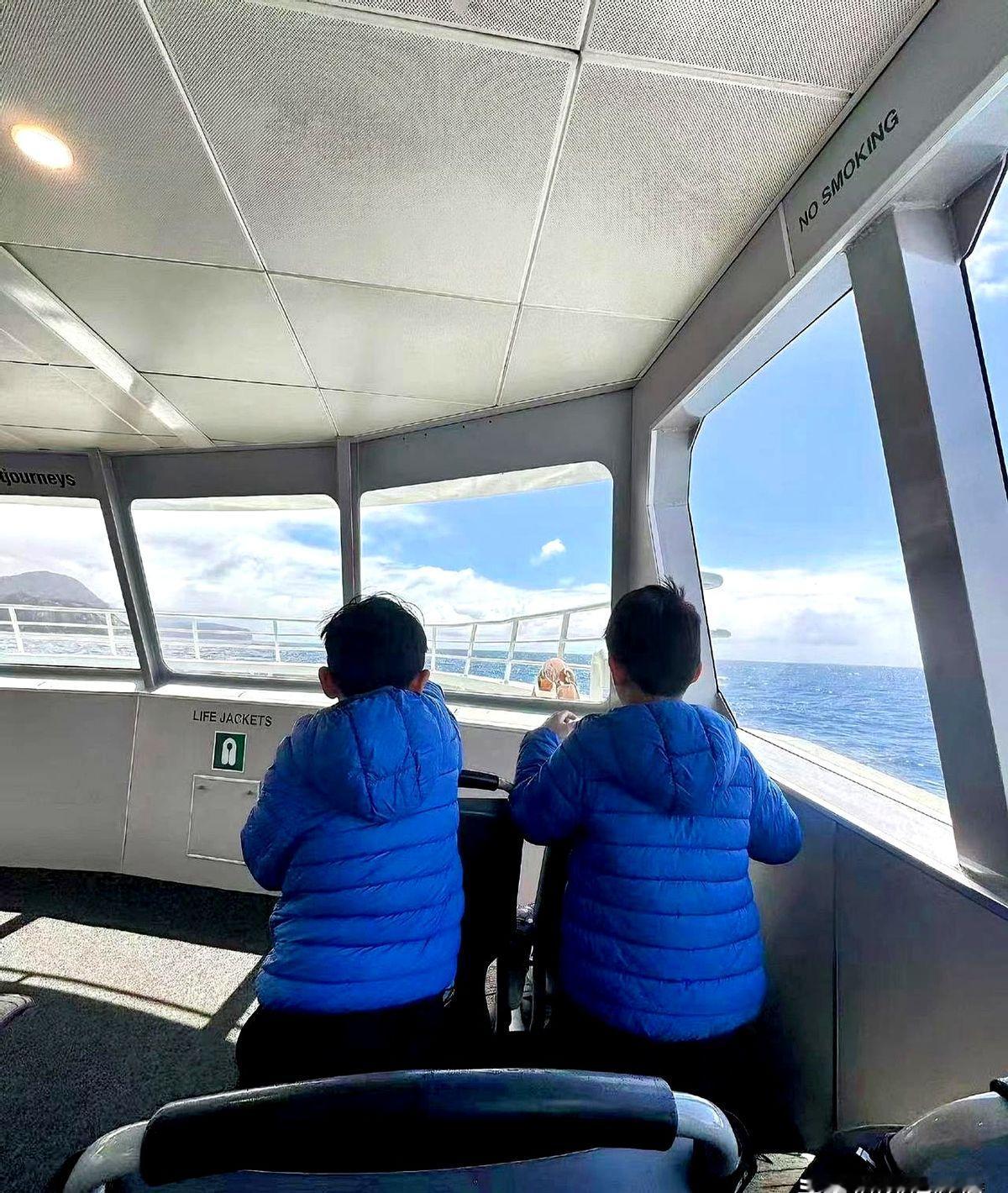 51岁的杨采妮，这状态简直不敢认！最近她晒出全家福，带双胞胎儿子在澳洲玩了整