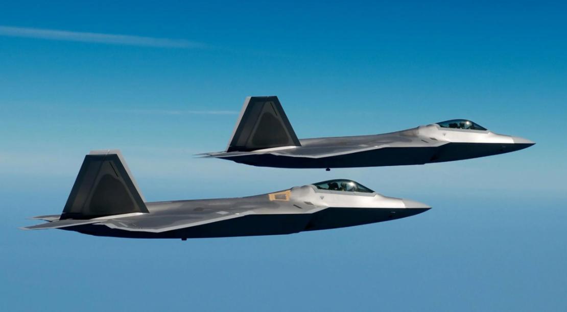 F-22迎来最离谱升级！想学歼-20装EOTS，洛马工程师居然拆成两半