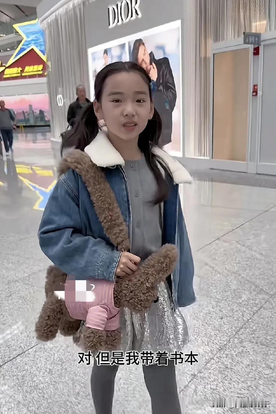 董璇咋想的？让闺女请假不上学也要参加活动，她有这么缺钱吗？小酒窝不是机场走秀