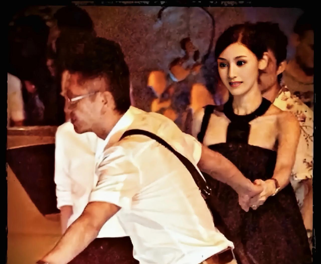 翻出一张老照片，是2007年的李嘉欣和许晋亨，看背景应该还处在热恋期。那时的