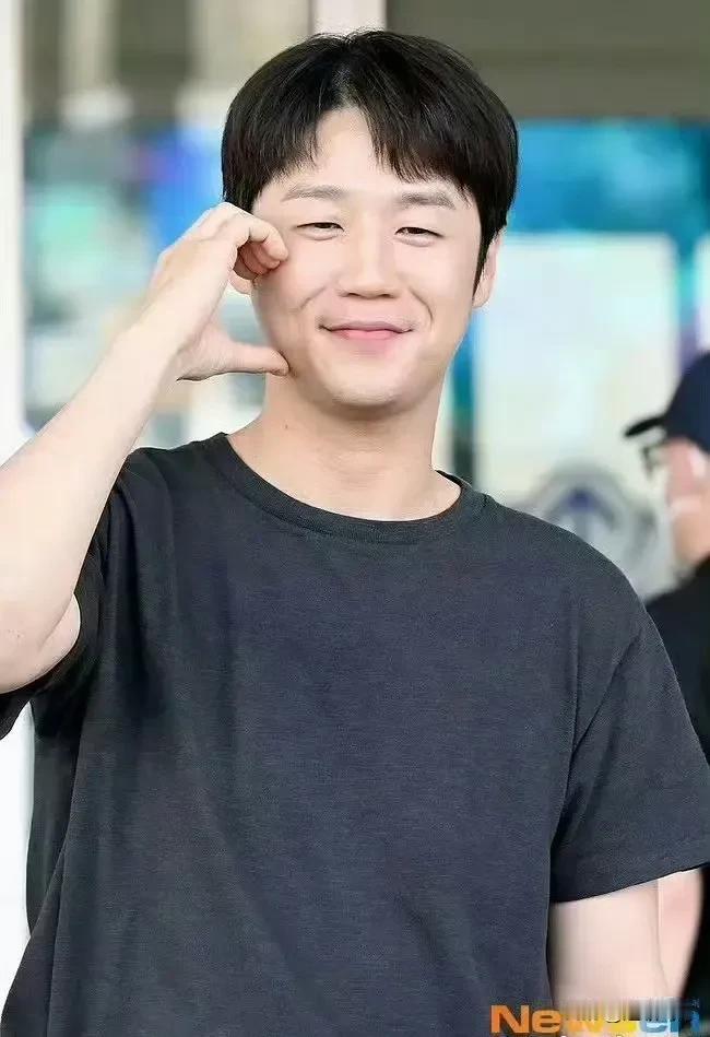 这位是现在棒子，最红最赚💰的男明星我已经离开韩剧圈好长时间了，韩剧现在的男演