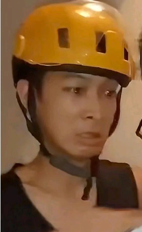 看见快递小哥眼里的泪光了吗？这得多委屈才能把一个打工人逼哭啊！关水阀他也是无奈之
