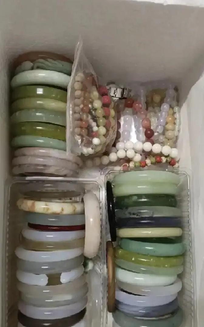 抖音上刷到个姐们，一口气摆了几十只翡翠手镯，说都是这些年攒的战利品，求大家估个价