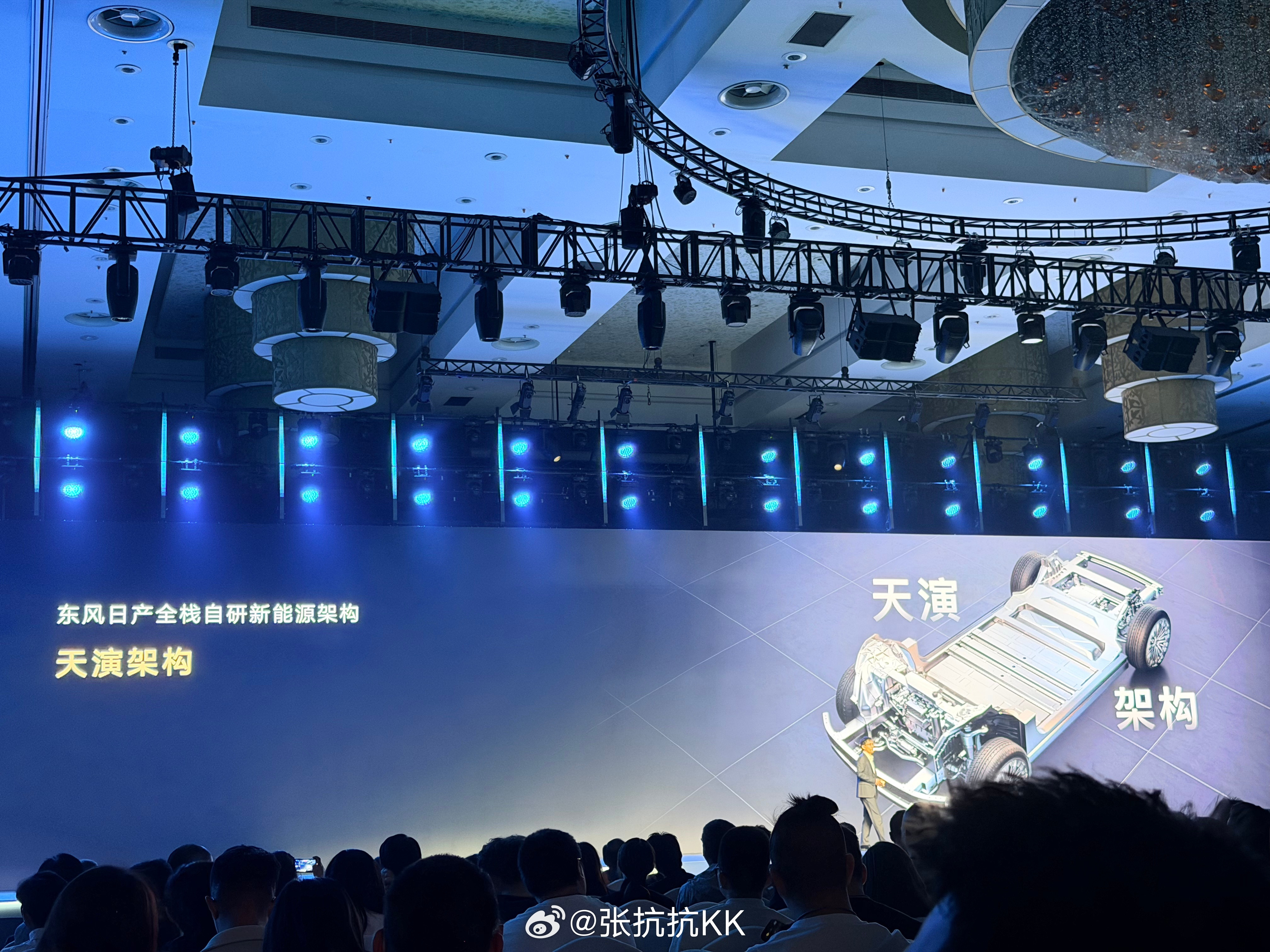 东风日产NX8的技术发布会，是最近这么多发布会中比较特别的一个。第一，PPT风格