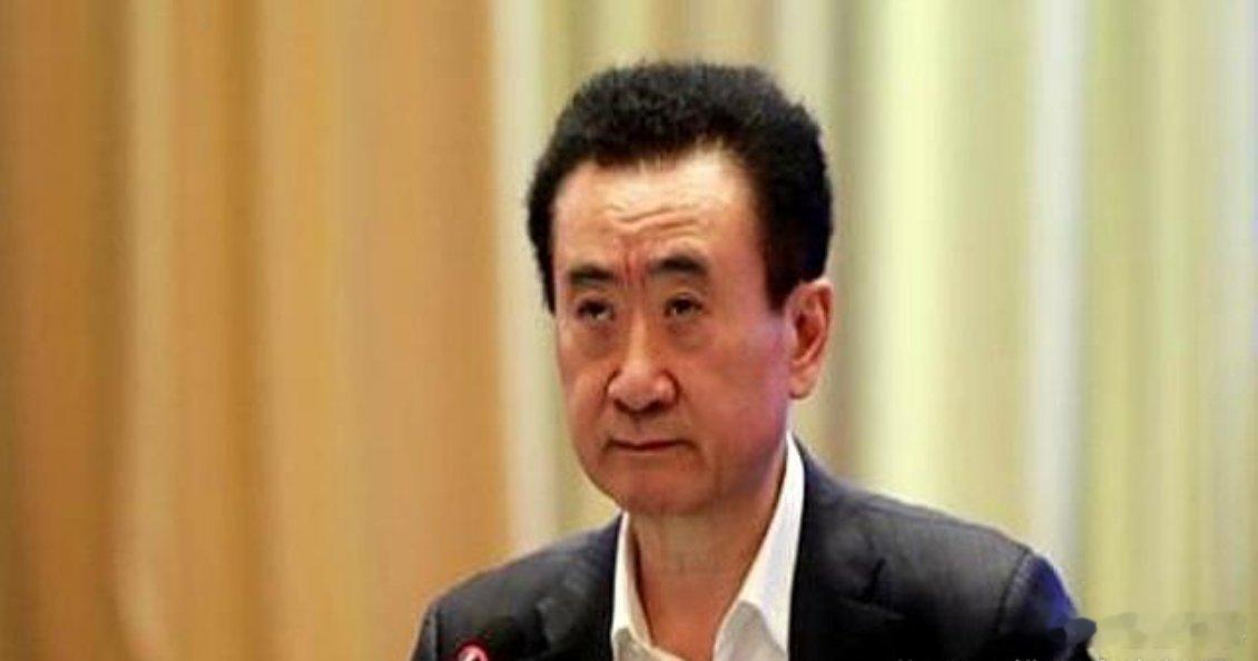年薪300万的女秘书被王健林喊去买水，转身消失两小时后，服务员递来结账单时全场都