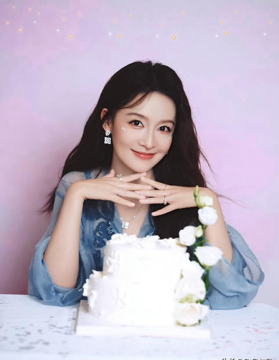 李沁一现身，后台直接变老友记。肖战一抬手，那套《狼殿下》的暗号手势，秒懂的人心