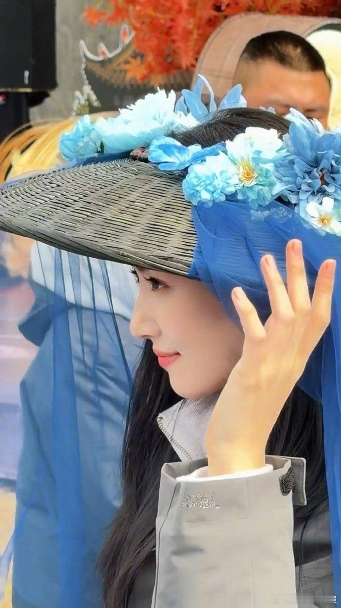 卢昱晓跟粉丝说起早辛苦了卢昱晓现场戴粉丝礼物卢昱晓也太会宠粉了吧！见到粉丝第一