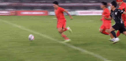 U22国足2-0韩国U22，一年双杀对手。徐彬这个回传失误太低级了。而韩国球