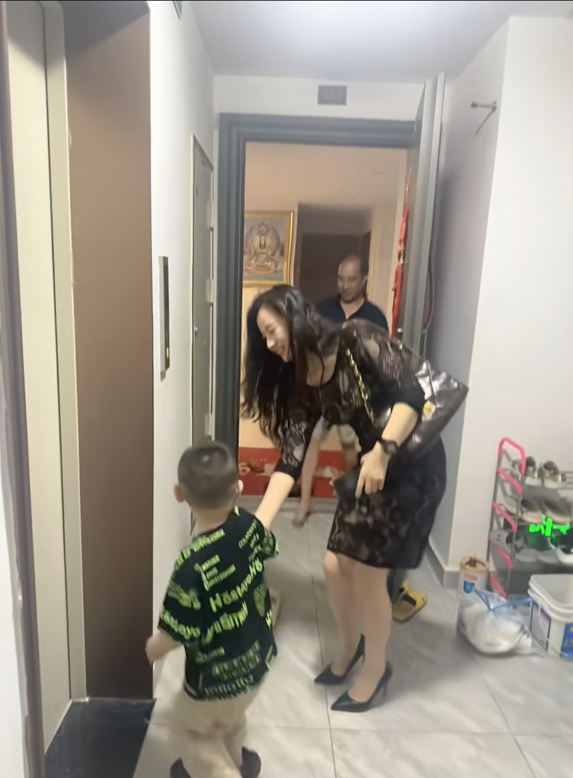我都不能走了，小朋友哭闹着都要跟我走