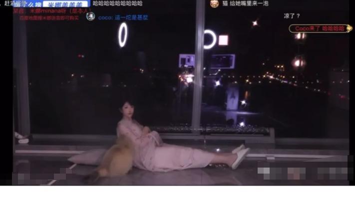 米娜酒后直播玩抽象,躺地板上睡觉,获得6个超火瞬间弹起来