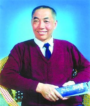 艾青在《关于金光大道》中写道：一度被钉在文坛耻辱柱上的《金光大道》，在人们不经意