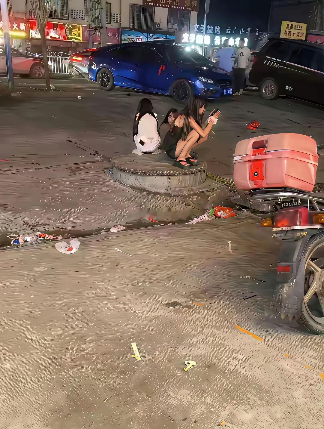看着就是无名火！现在的孩子，越来越没有数了！半夜还不回家，穿的那么少，还叼着个烟