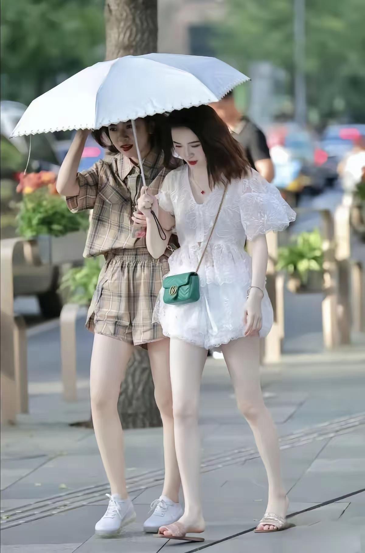 同样是白皮，中国人的白和外国人的白差别到底在哪？一身白衣衬着通透冷白皮，看